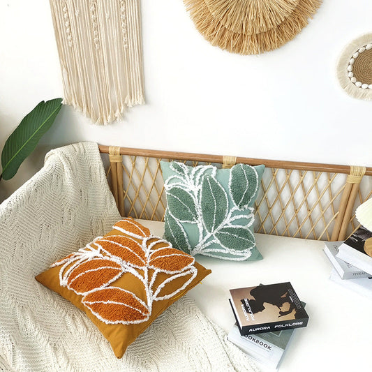 The ultimate face-off: cotton vs. silk pillowcases for sensitive skin — compare softness, breathability, and irritation-free comfort to find the best option for your nightly routine.